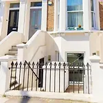 The Walterton Sanctuary - Bright 3 Bed Flat