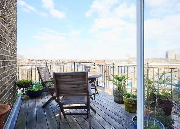 The Walterton Sanctuary - Bright 3 Bed Flat