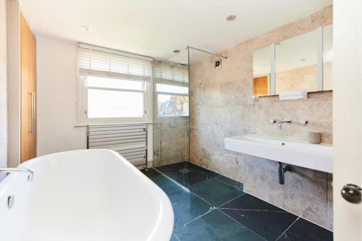 The Walterton Sanctuary - Bright 3 Bed Flat Londra